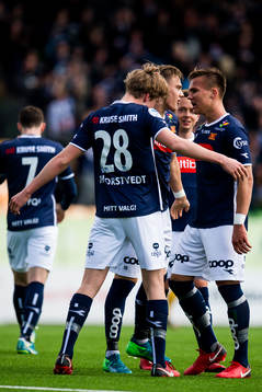 Kristian Thorstvedt celebrates the 0-1 goal with teammates
