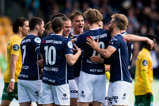 Kristian Thorstvedt celebrates the 0-1 goal with teammates