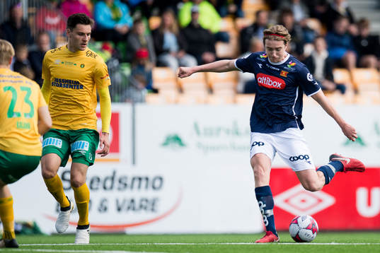 Kristian Thorstvedt of Viking scores the 0-1 goal
