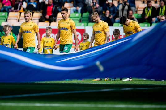 Emmanuel Troudart and the other players of Ull/Kisa enter