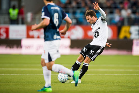 Mike Jensen of Rosenborg shoot to score 0-1