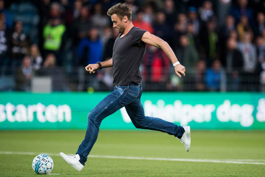 Petter Northug jr. shoot a penalty kick at the halftime