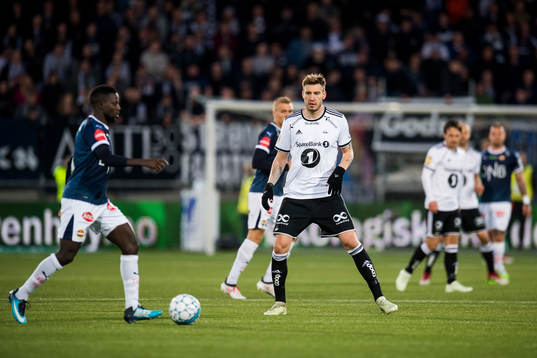 Francisco Júnior of Strømsgodset and Nicklas Bendtner of