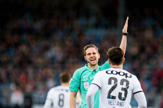 Espen Andreas Eskås, referee, and Pål André Helland of