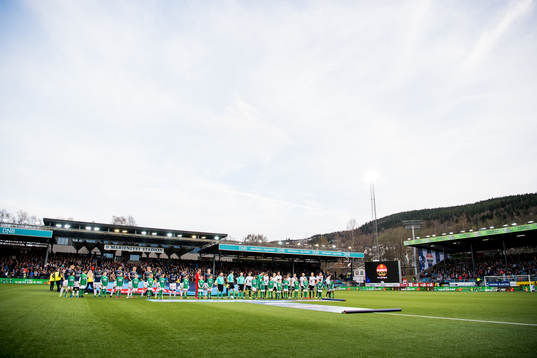 The players line up