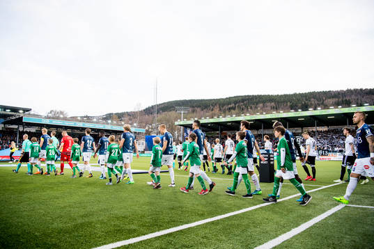 The players enter the pitch