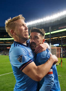 New York Citys Anton Tinnerholm och David Villa jublar