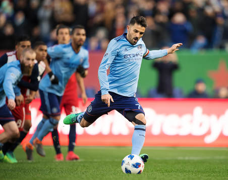 New York Citys David Villa skjuter in 2-1 på straff