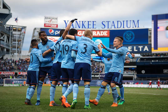 New York Citys Jesus Medina och Anton Tinnerholm jublar med
