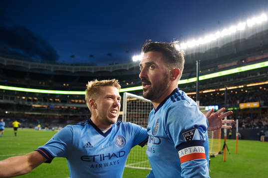 New York Citys Anton Tinnerholm och David Villa jublar