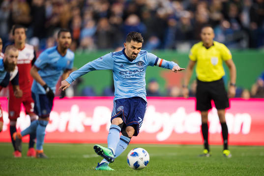New York Citys David Villa skjuter in 2-1 på straff