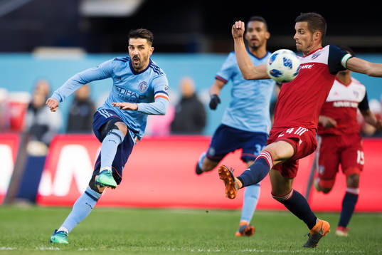 New York Citys David Villa skjuter ett skott