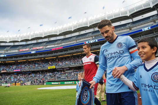New York Citys David Villa gör entré till fotbollsmatchen