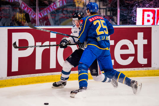 Finlands Julius Honka och Sveriges Jacob de la Rose