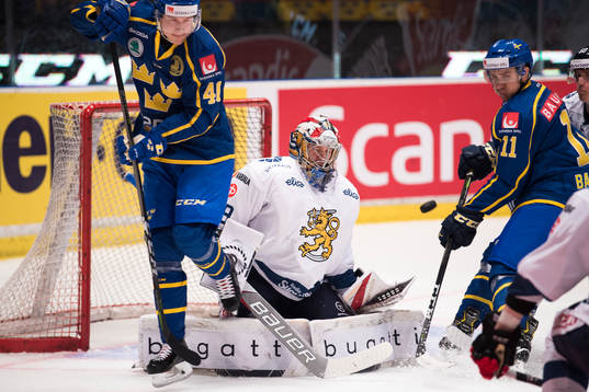 Finlands målvakt Tuomas Kiiskinen räddar ett skott