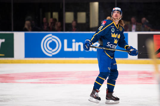 Sveriges Axel Jonsson Fjällby tittar upp mot