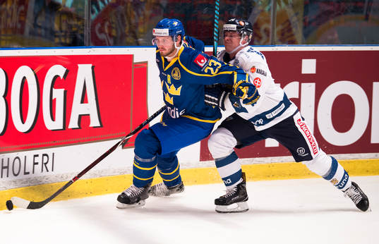 Sveriges Oliver Ekman Larsson i en närkamp med Finlands