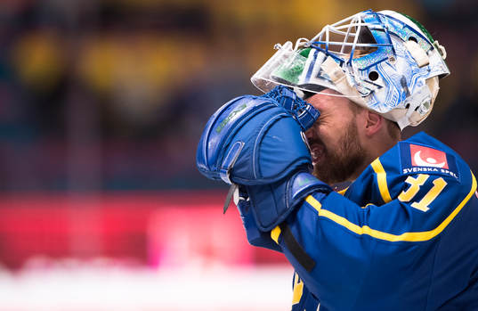 Sveriges målvakt Anders Nilsson torkar bort svett från