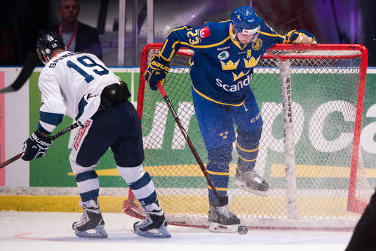 Sveriges Oliver Ekman Larsson plockar ut pucken ur mål