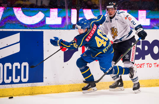 Sveriges Elias Pettersson faller i en duell med Finlands