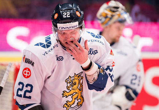 Finlands Janne Pesonen tar sig för läppen