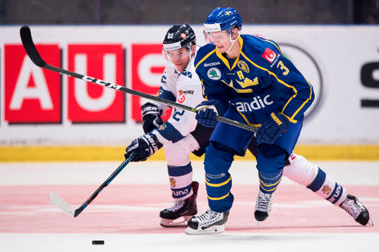 Sveriges John Klingberg håller undan för Finlands Jonas