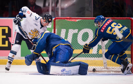 Finlands Veli-Matti Savinainen gör 1-1 bakom Sveriges