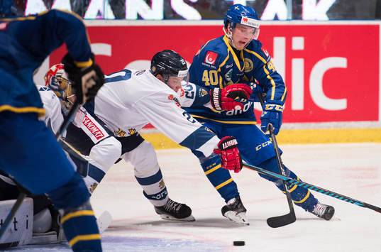 Sveriges Elias Pettersson i en närkamp med Finlands