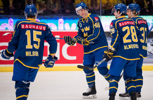 Sveriges Carl Klingberg pratar ihop sig med resten av sina