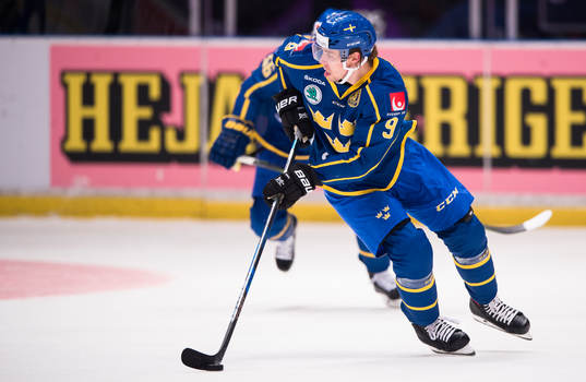 Sveriges Adrian Kempe med pucken