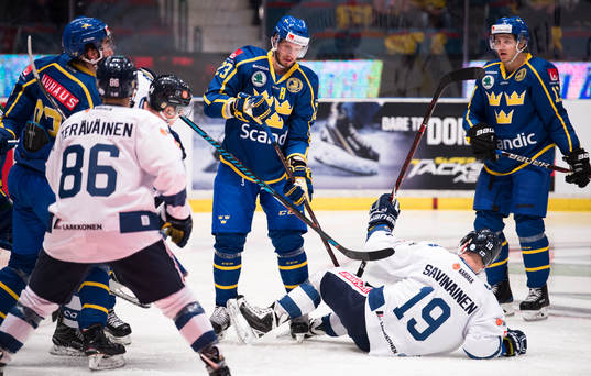 Finlands Veli-Matti Savinainen faller i en duell med