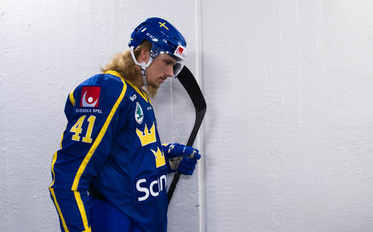 Sveriges Axel Jonsson Fjällby påväg ut till isen