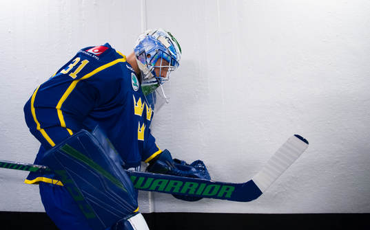 Sveriges målvakt Anders Nilsson påväg ut till isen