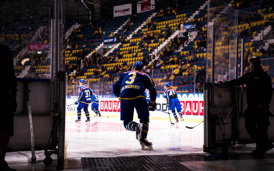 Sveriges John Klingberg äntrar isen för uppvärmningen