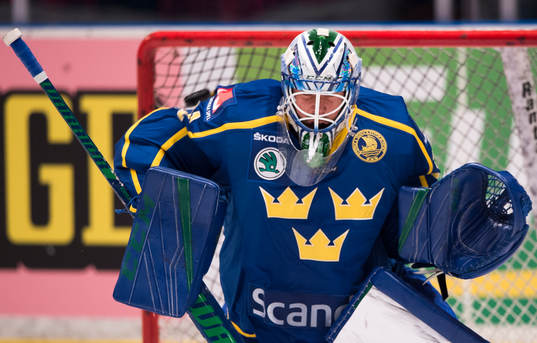 Sveriges målvakt Anders Nilsson räddar ett skott på