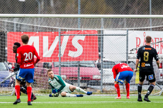 Skellefteås målvakt Fredrik Enberg reddar straff