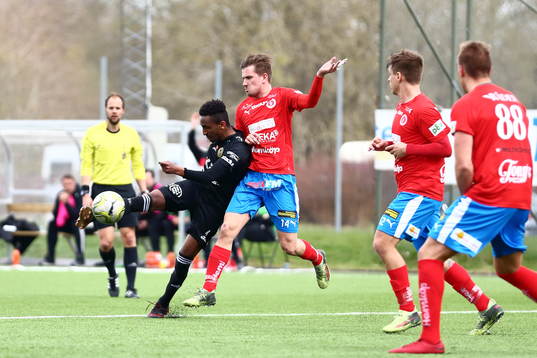 Skellefteås Nur Adem skjuter mot mål
