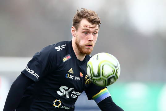 Skellefteås Leo Englund med bollen