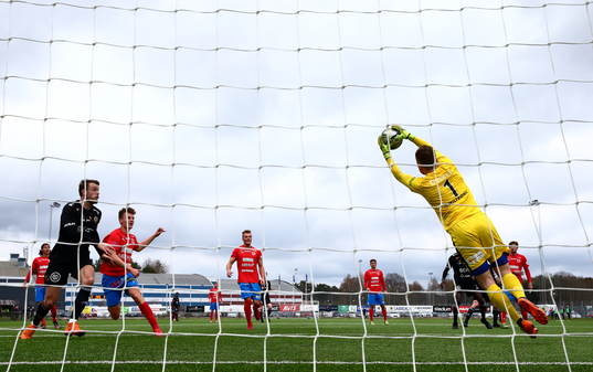 Nyköpings målvakt Edvard Setterberg räddar bollen