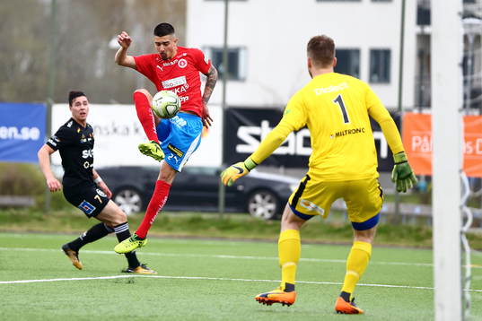 Nyköpings Alen Ahmetovic, Skellefteås målvakt Fredrik