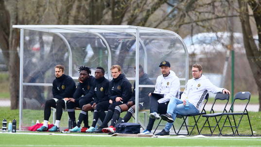 Skellefteås tränare Dan Burlin med flera på Skellefteås