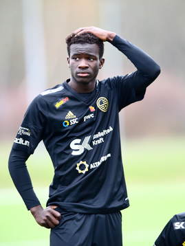 Skellefteås Mbaye Abdoulaye Toure innan fotbollsmatchen i