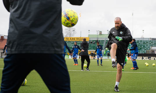 Målvaktstränare Richard Richardsson innan fotbollsmatchen