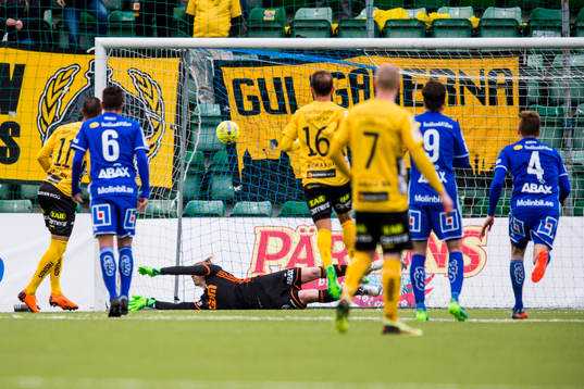 Elfsborgs Issam Jebali gör 1-1 på straff bak Sundsvalls