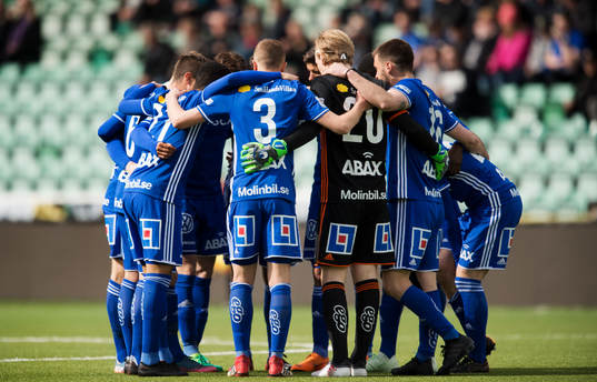 Sundsvalls spelare samlar sig innan avspark av