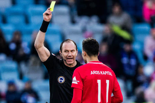 Trelleborgs Deniz Hümmet får gult kort av domaren