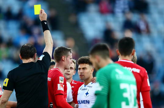 Norrköpings Jordan Larsson  har just fått rött kort av