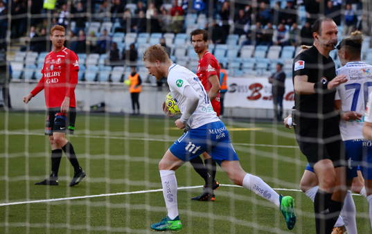Norrköpings Kalle Holmberg  hämtar bollen