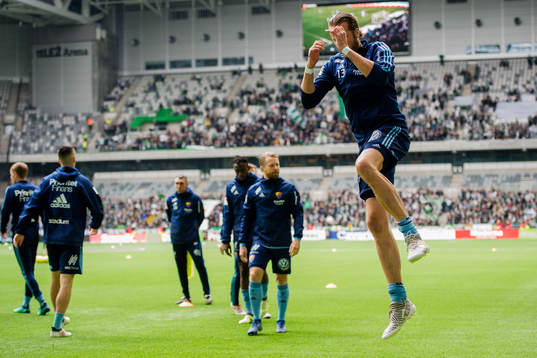 Djurgårdens Jonas Olsson före fotbollsmatchen i