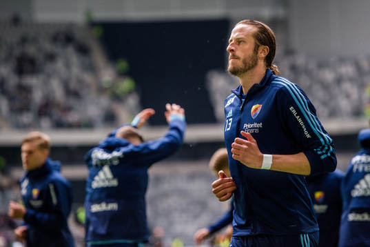 Djurgårdens Jonas Olsson före fotbollsmatchen i